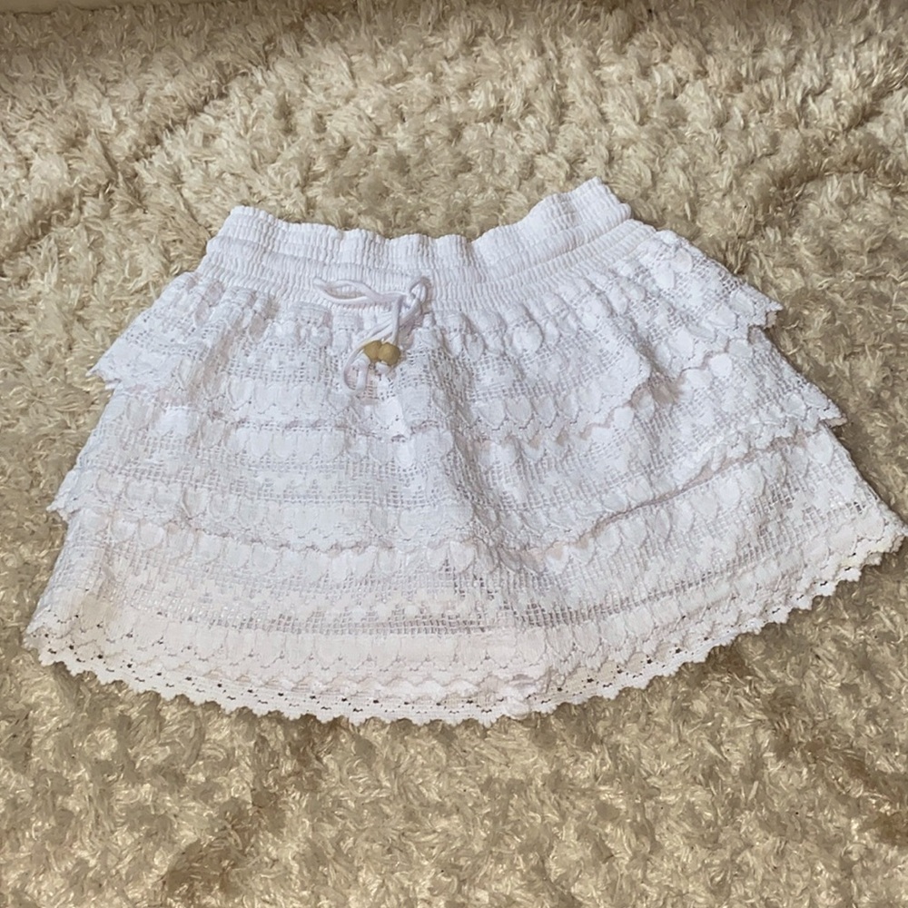 Cute ruffle pattern skirt, Color is white. Size; Large